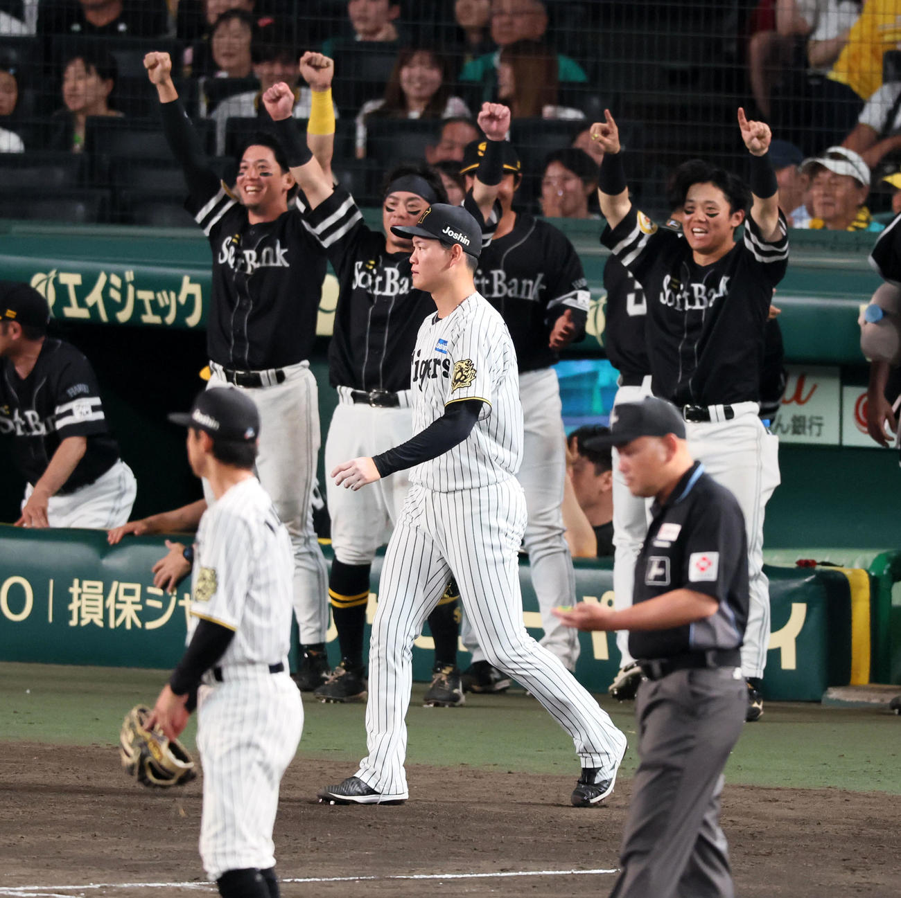 阪神対ソフトバンク　10回表ソフトバンク2死三塁、及川は代打石塚に右越え適時二塁打を打たれ勝ち越しを許す（撮影・加藤哉）