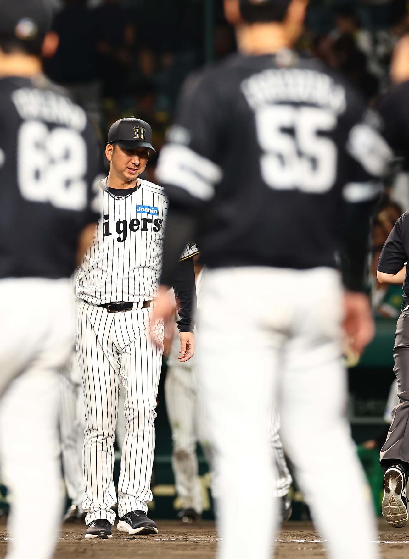 阪神対ソフトバンク　石塚（右）の適時二塁打で負けた藤川監督はあいさつの整列に向かう（撮影・上田博志）
