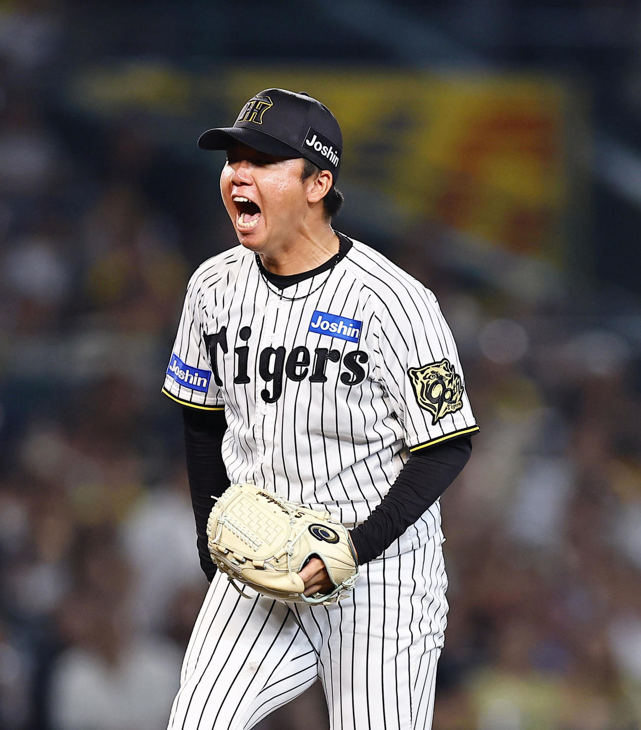 阪神対ソフトバンク　7回表ソフトバンク2死三塁、海野を三振に仕留め雄たけびをあげる村上（撮影・藤尾明華）