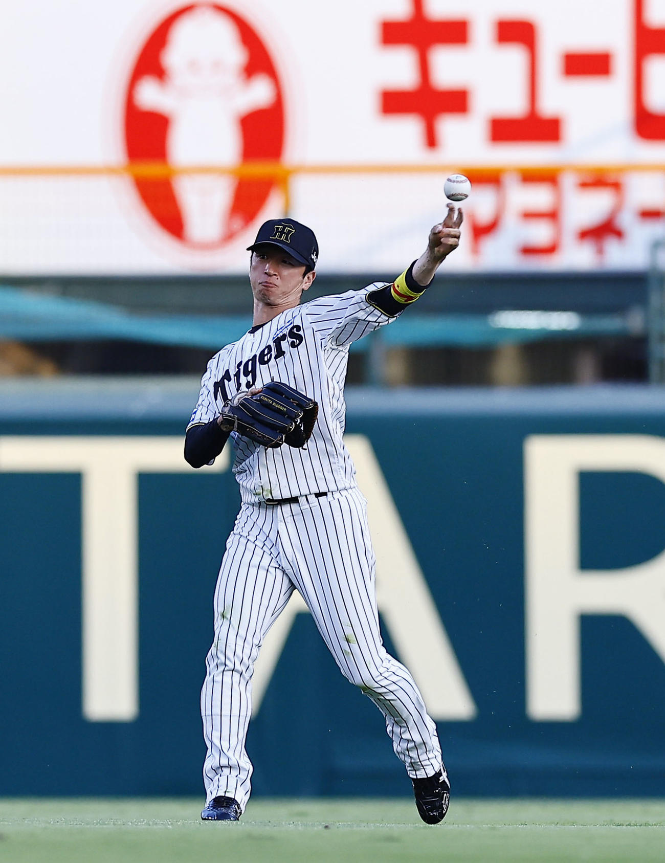 阪神対ソフトバンク　2回表ソフトバンク無死二塁、海野の中直を好捕し、二塁へ送球する近本（撮影・藤尾明華）