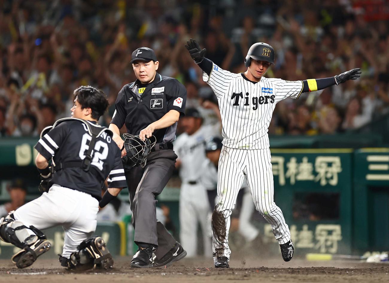 阪神対ソフトバンク　5回裏阪神2死一、二塁、近本（右）は大山の適時打で生還する（撮影・上田博志）