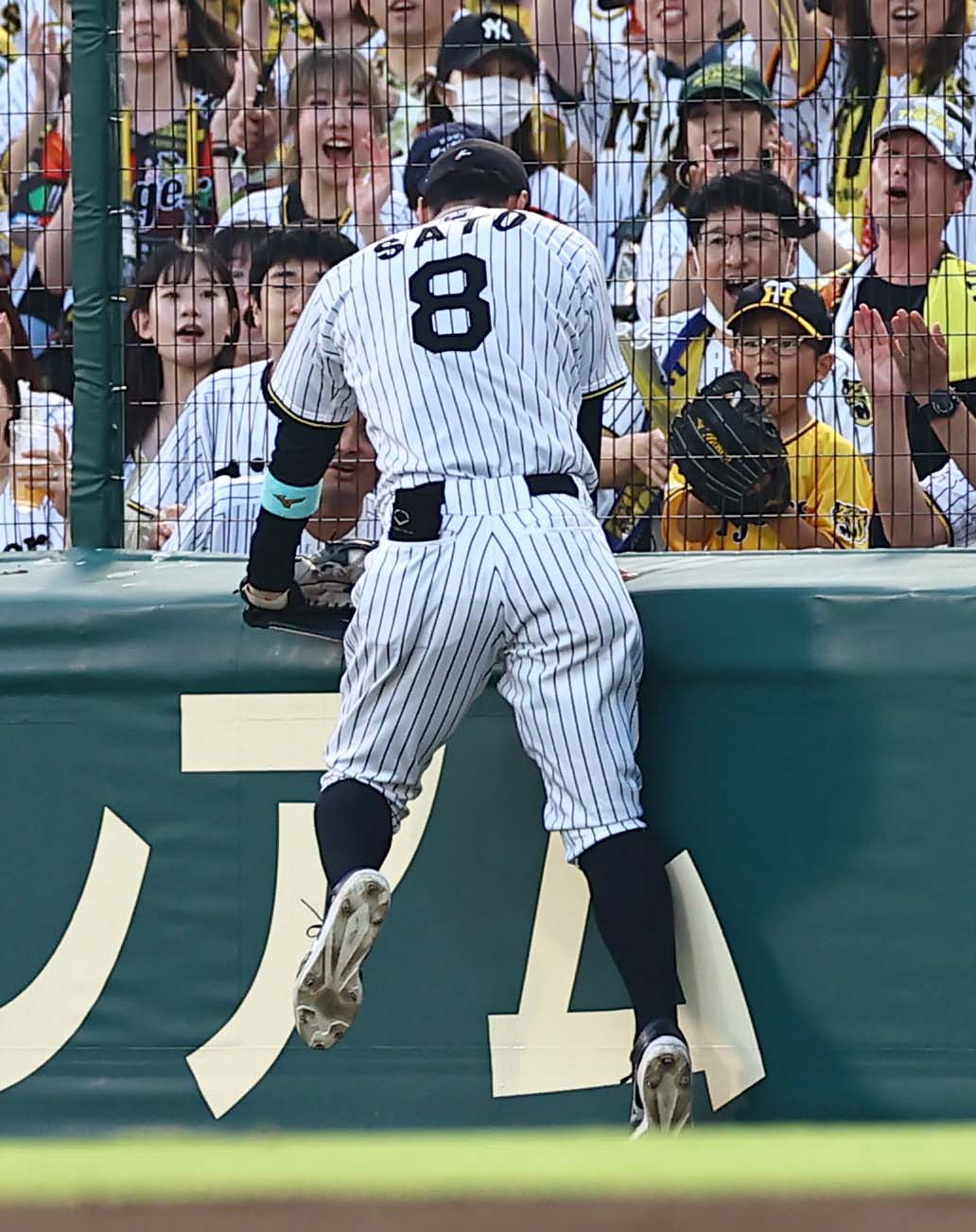 阪神対ソフトバンク　3回表ソフトバンク1死、佐藤輝は佐藤の右邪飛を好捕する（撮影・上田博志）