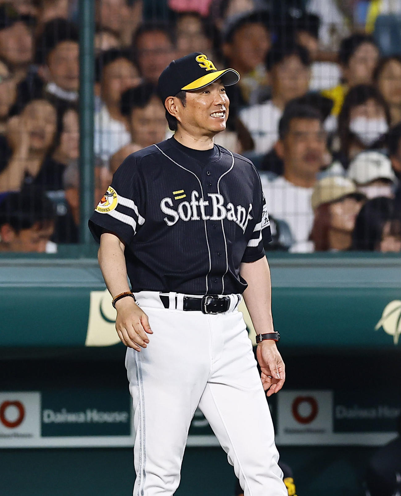 阪神対ソフトバンク　9回、交代を告げるためベンチを出るソフトバンク小久保監督（撮影・藤尾明華）