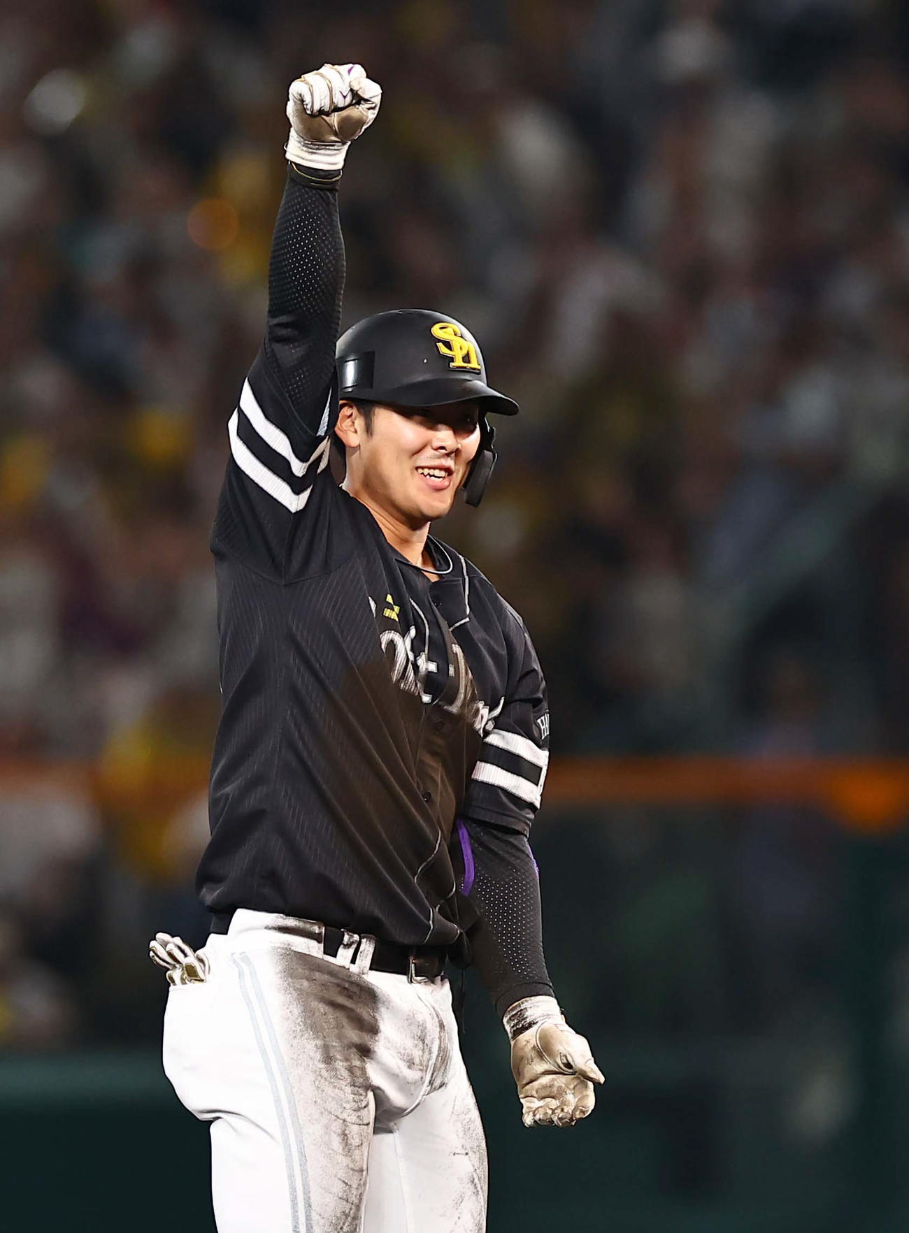阪神対ソフトバンク　10回表ソフトバンク2死三塁、勝ち越し二塁打を放った石塚はガッツポーズをする（撮影・上田博志）