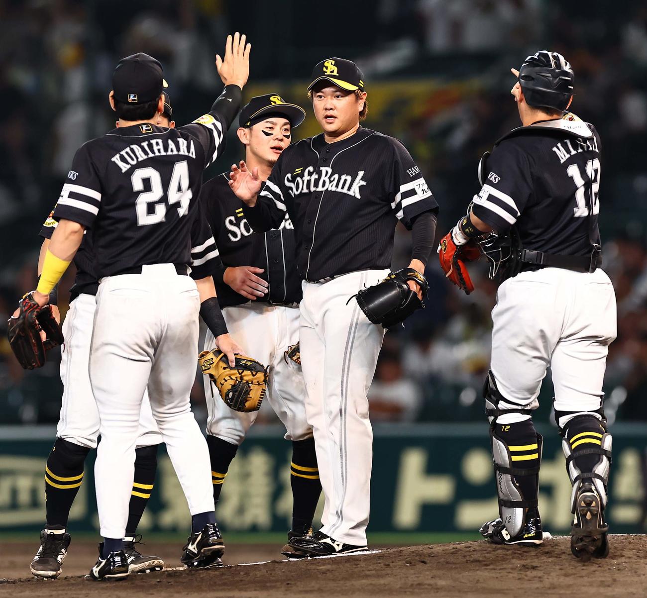 阪神対ソフトバンク　阪神に勝利しナインとハイタッチする津森（中央）（撮影・上田博志）