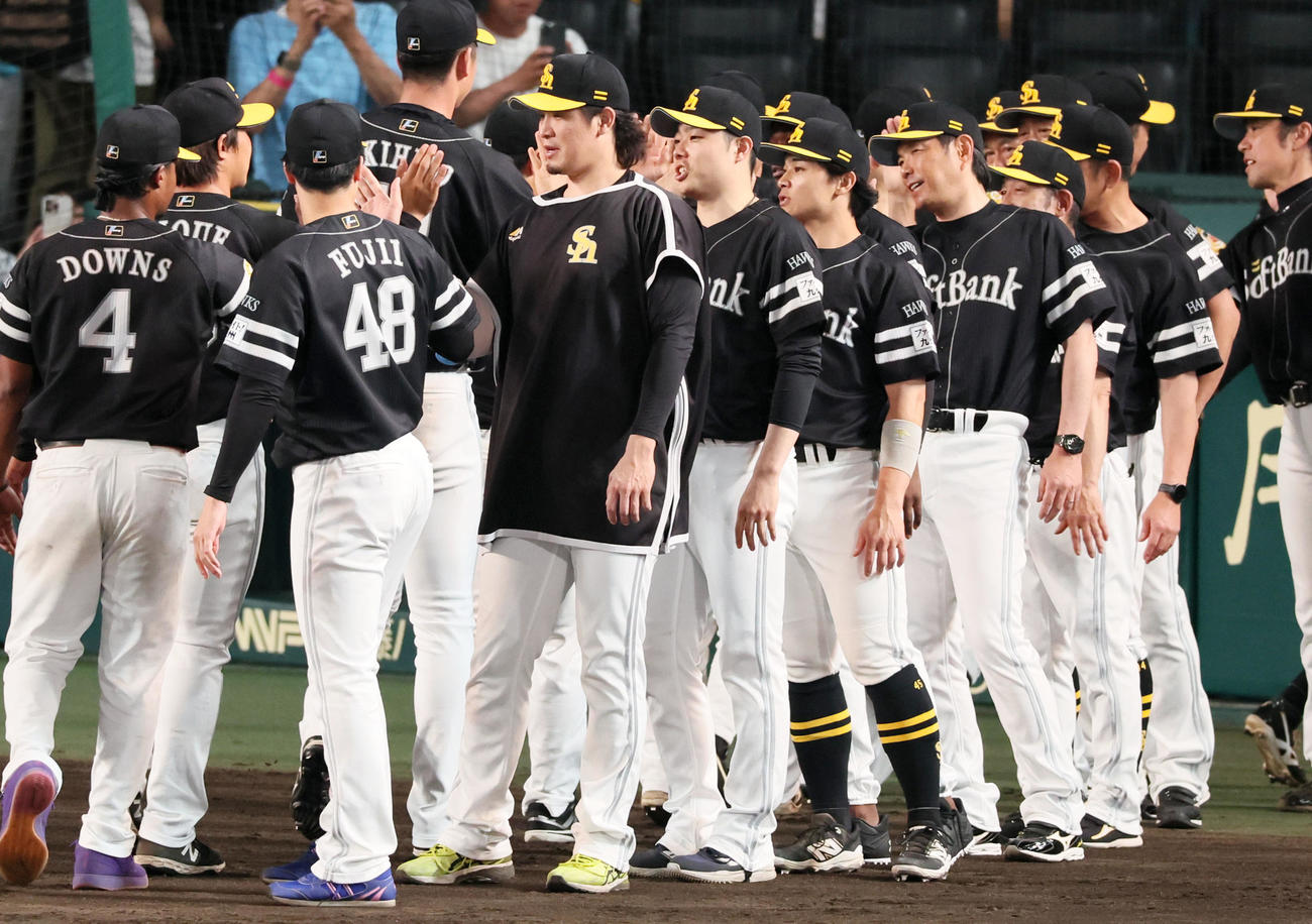 阪神対ソフトバンク　阪神に勝利しナインをタッチで迎える杉山（撮影・加藤哉）