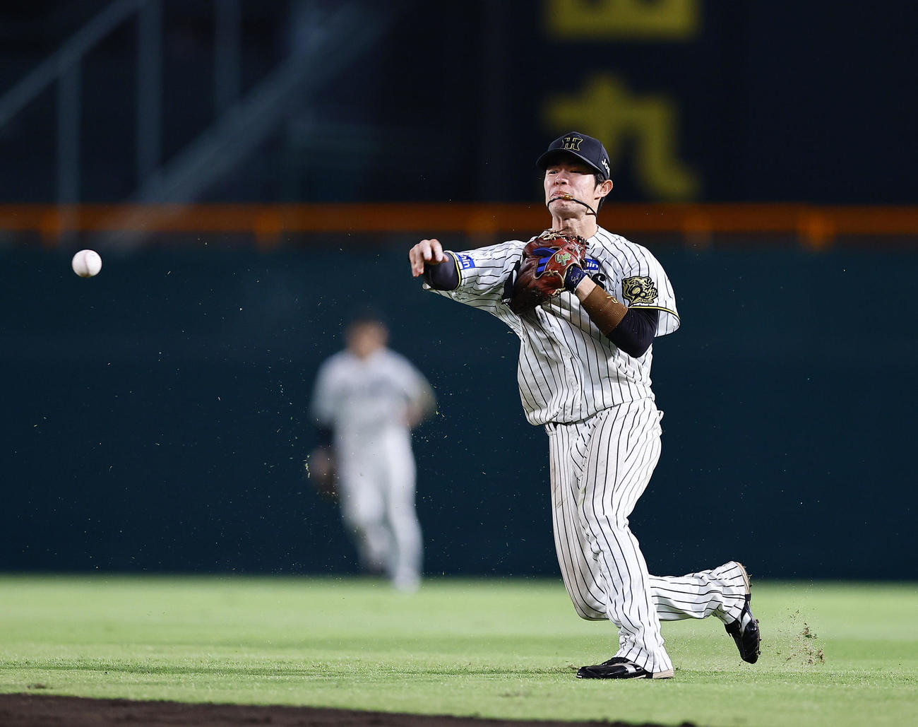 阪神対ソフトバンク　10回表ソフトバンク無死、野村勇の打球で二塁手中野は好守を見せるも内野安打となる（撮影・藤尾明華）