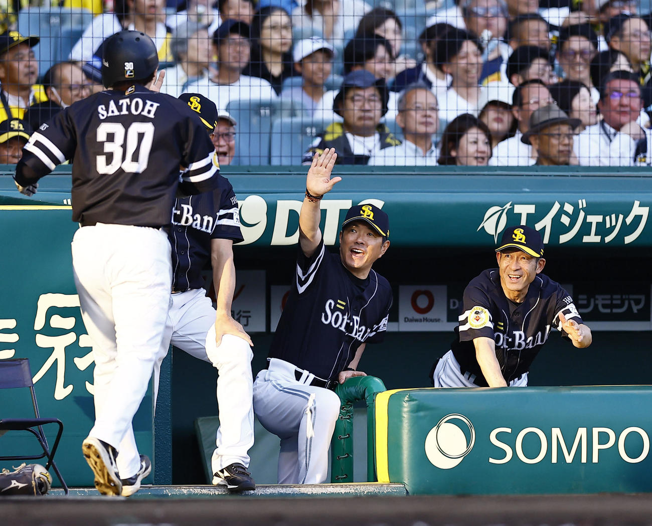 阪神対ソフトバンク　1回表ソフトバンク1死満塁、栗原の遊ゴロで生還した佐藤直を出迎える小久保監督（中央）（撮影・藤尾明華）