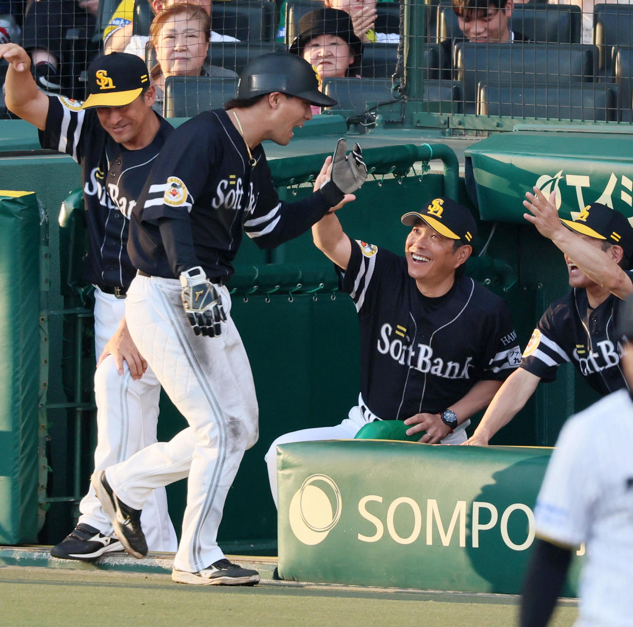 阪神対ソフトバンク　1回表ソフトバンク1死満塁、三塁走者佐藤は栗原の遊ゴロで生還しベンチの小久保監督（右）とタッチする（撮影・加藤哉）
