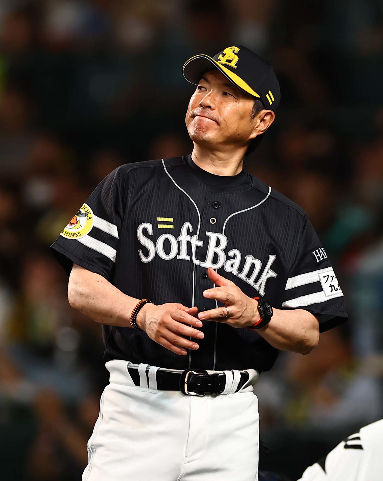 阪神対ソフトバンク　選手交代を告げる小久保監督（撮影・上田博志）