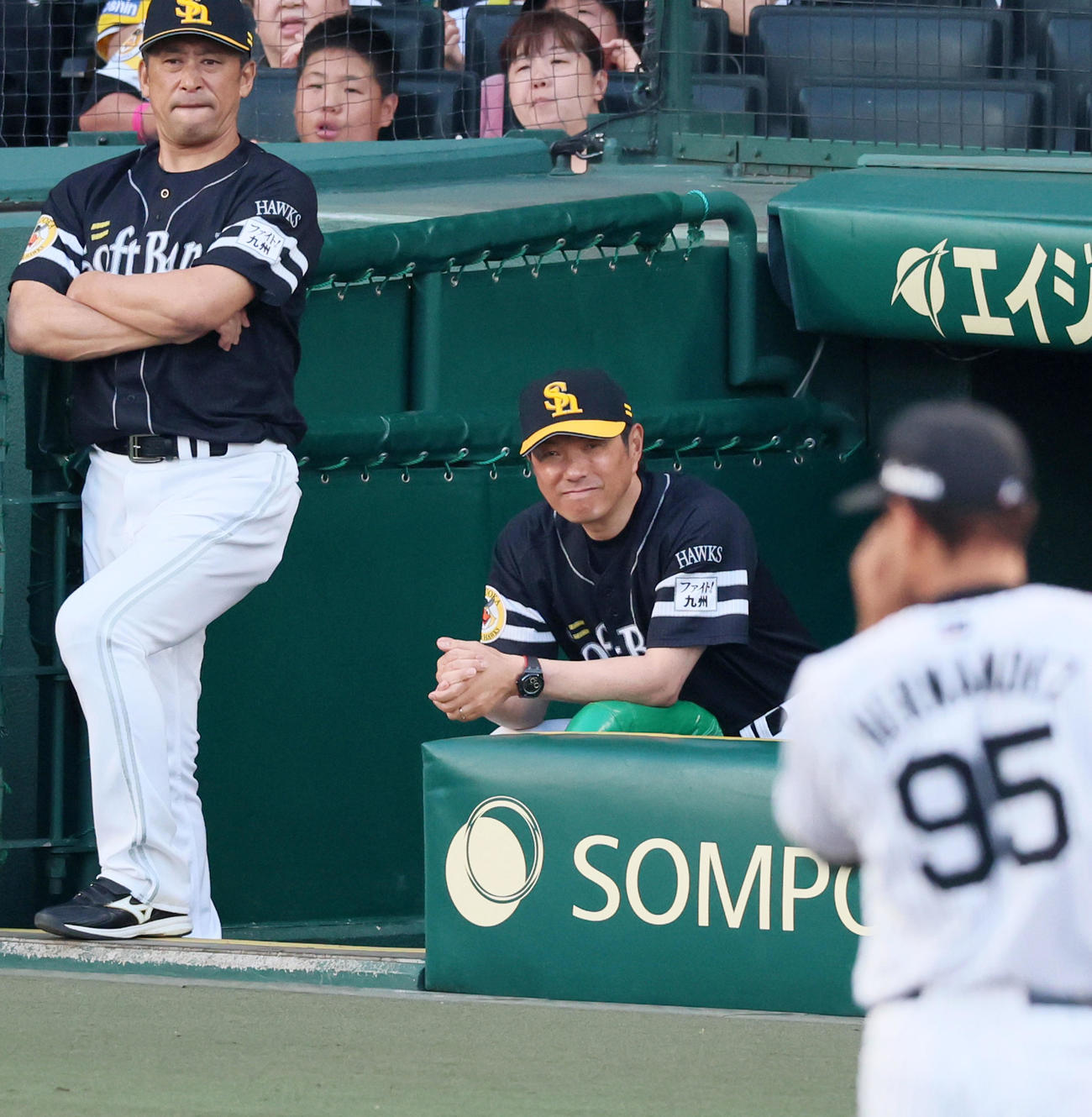 阪神対ソフトバンク　2回表ソフトバンク無死一塁、海野の中飛併殺をベンチから見守る小久保監督（撮影・加藤哉）