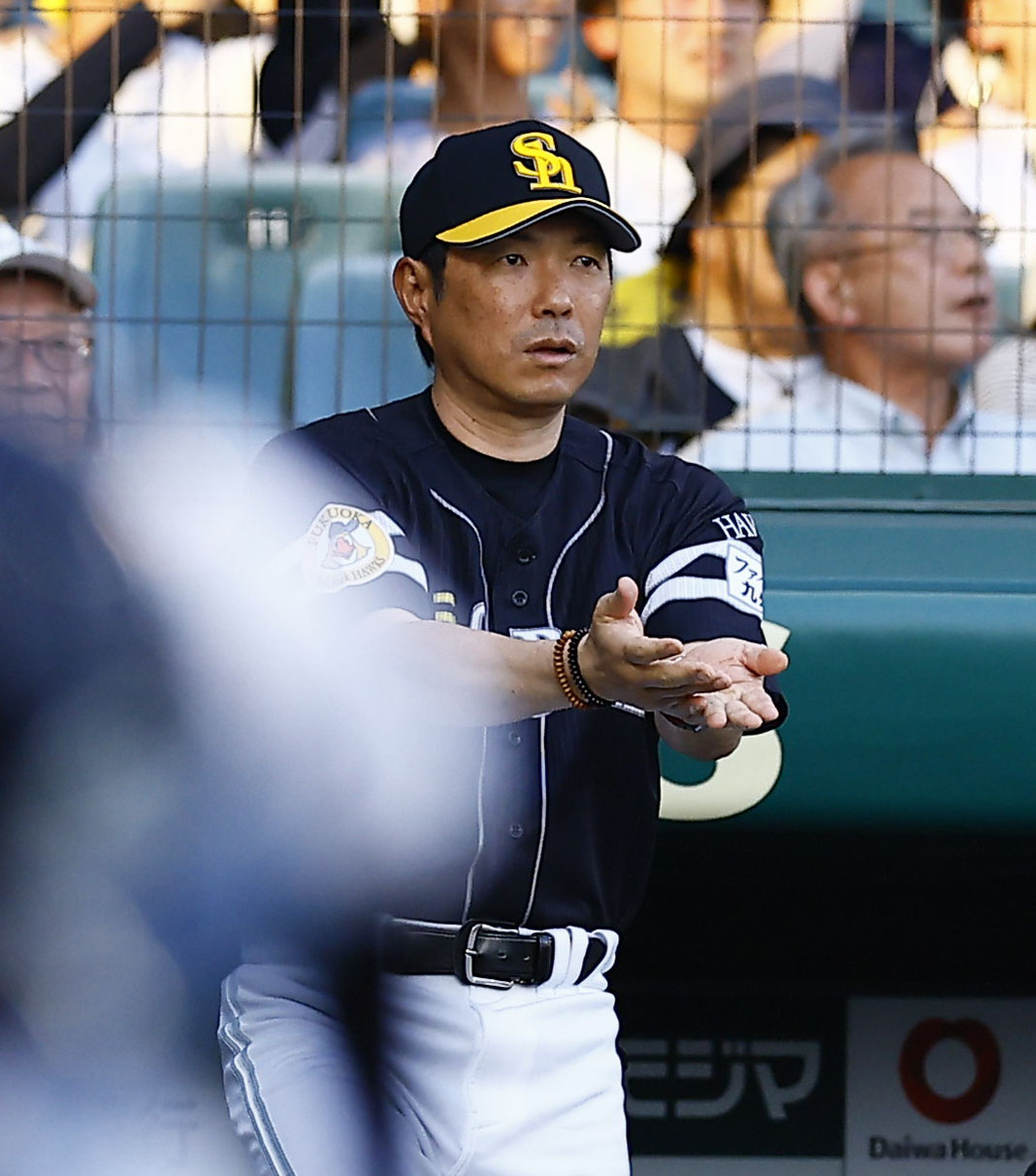 阪神対ソフトバンク　1回裏阪神2死、森下の遊ゴロでリクエストする小久保監督（撮影・藤尾明華）