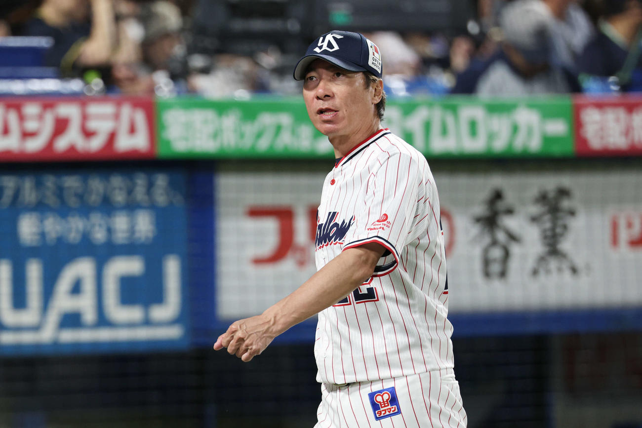 ヤクルト対オリックス　5回表、選手交代を告げベンチに下がるヤクルト高津監督（撮影・宮地輝）