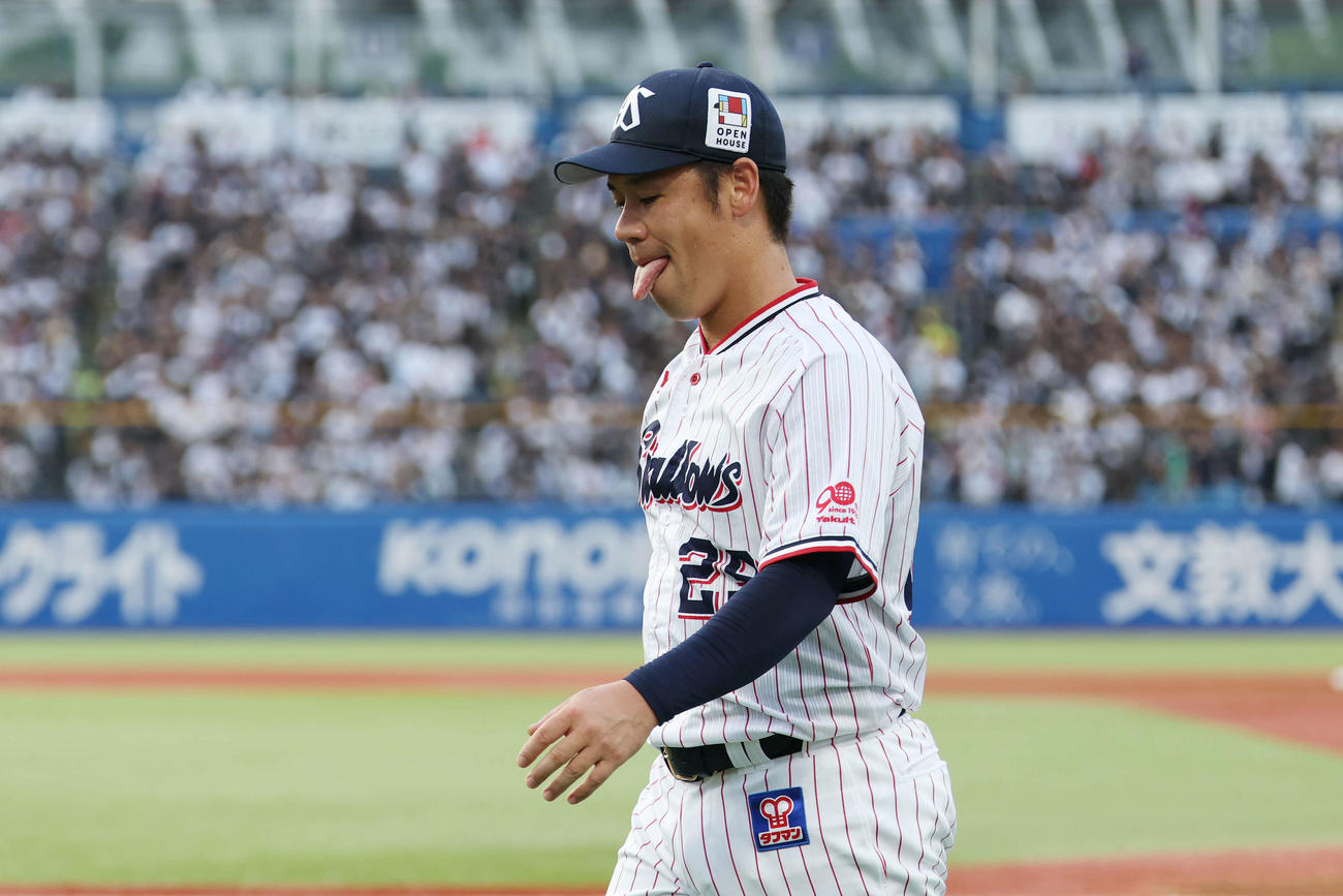 ヤクルト対オリックス　1回表、3失点し厳しい表情でベンチに帰るヤクルト先発の小川（撮影・宮地輝）
