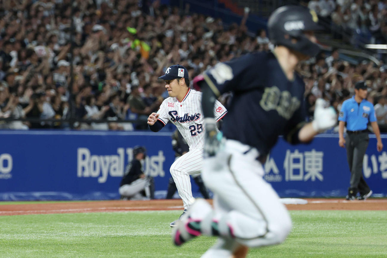 ヤクルト対オリックス　4回表オリックス1死満塁、西川に中前2点適時打を浴びる小川（撮影・宮地輝）