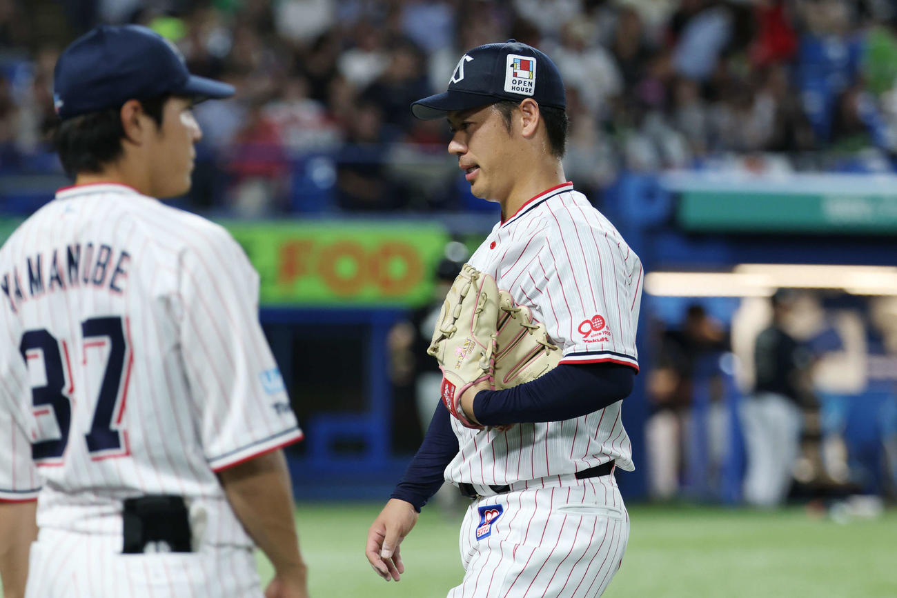 ヤクルト対オリックス　4回表を投げ終え厳しい表情でベンチに帰るヤクルト先発の小川（撮影・宮地輝）