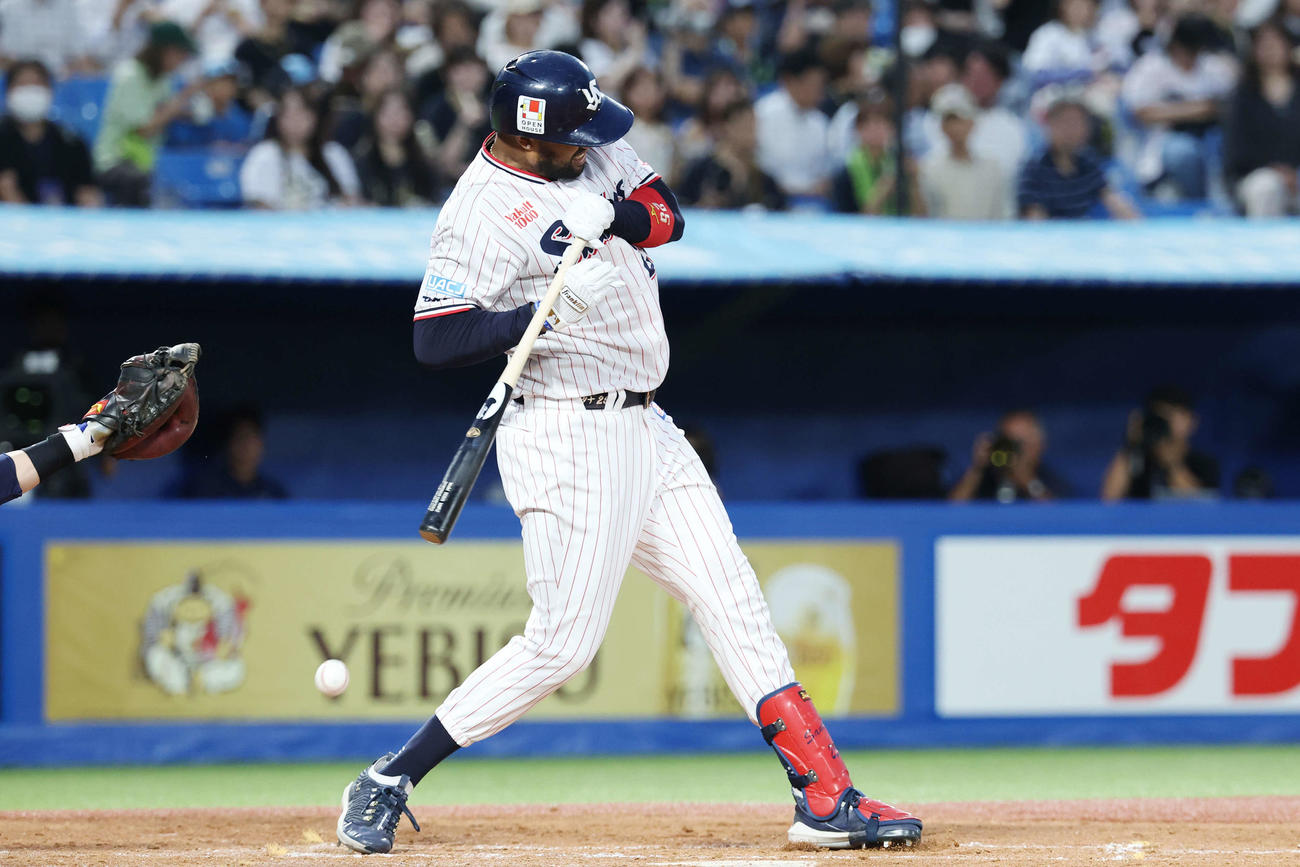 ヤクルト対オリックス　3回裏ヤクルト2死二塁、死球を受けるサンタナ（撮影・宮地輝）