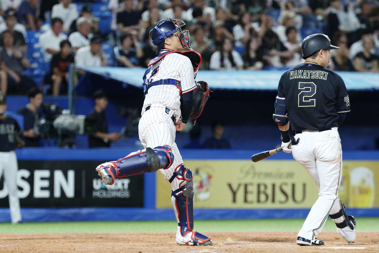 ヤクルト対オリックス　5回表オリックス無死一塁、紅林の二塁盗塁を阻止する古賀（撮影・宮地輝）