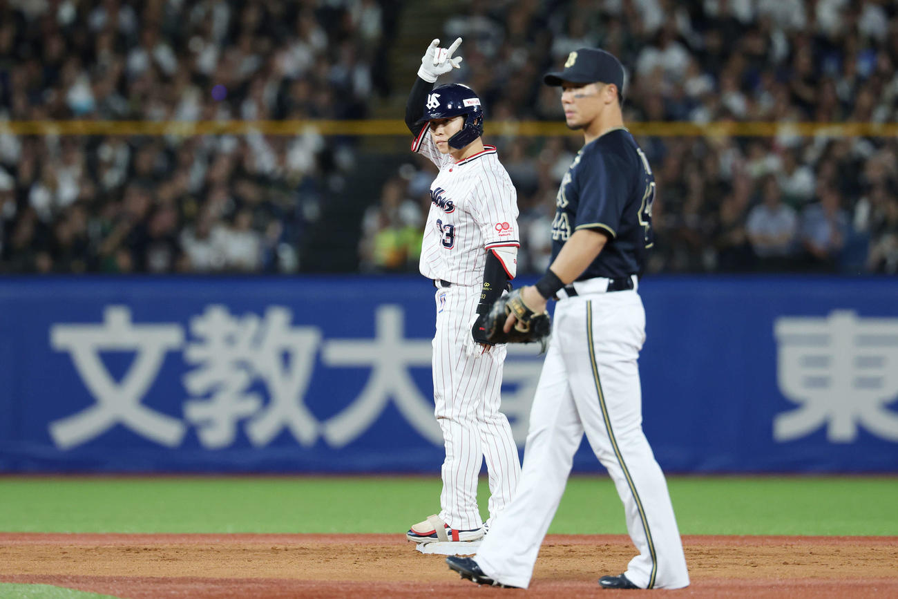 ヤクルト対オリックス　7回裏ヤクルト1死一、二塁、中2点適時二塁打を放ちポーズをとる内山（撮影・宮地輝）