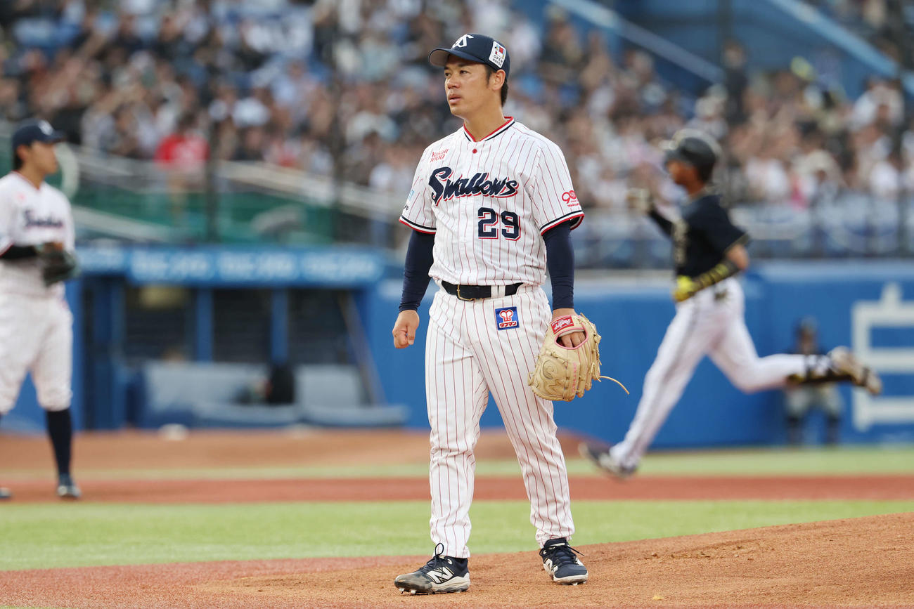 ヤクルト対オリックス　1回表オリックス無死三塁、宗に右越え先制2点本塁打を浴びる小川（撮影・宮地輝）