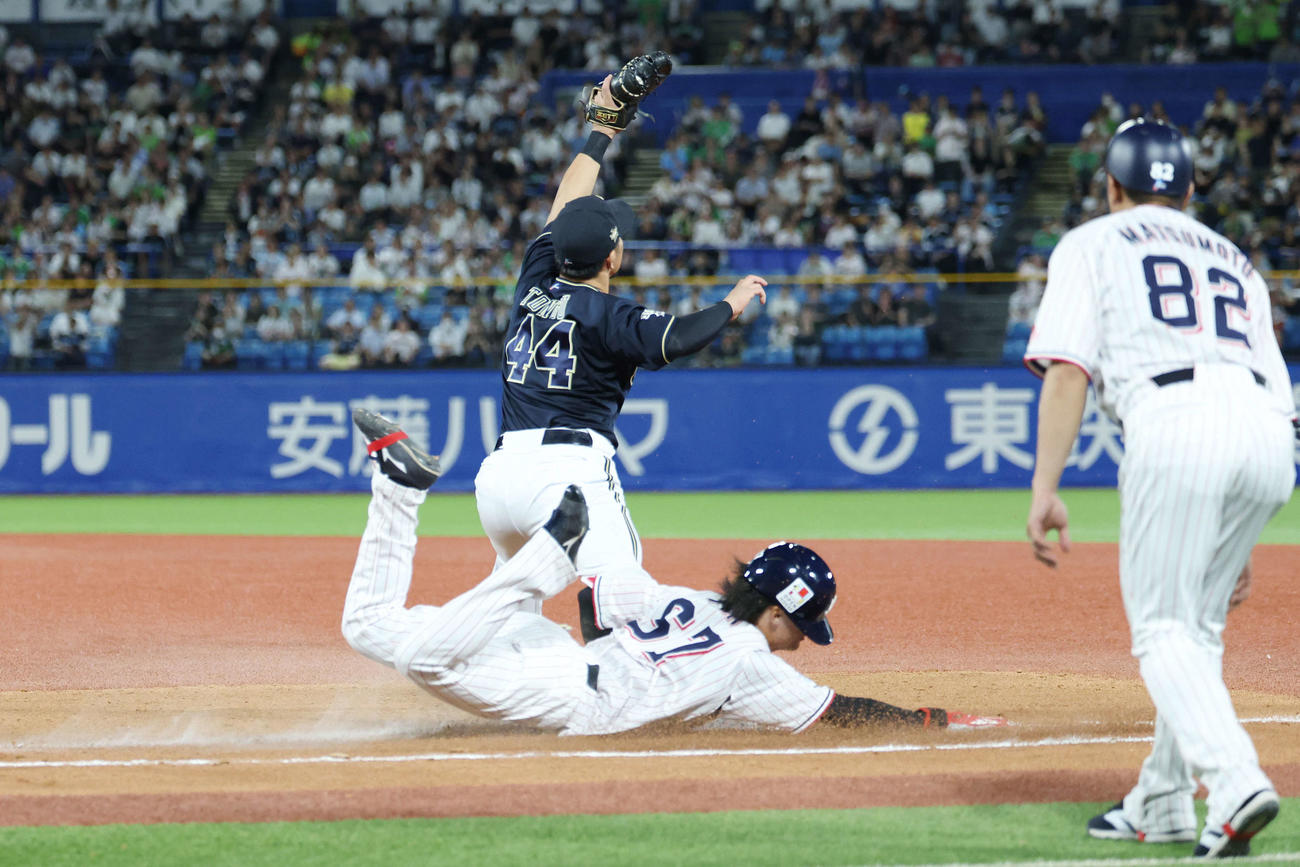 ヤクルト対オリックス　8回裏ヤクルト無死、三塁内野安打を放ち一塁にヘッドスライディングする伊藤（撮影・宮地輝）