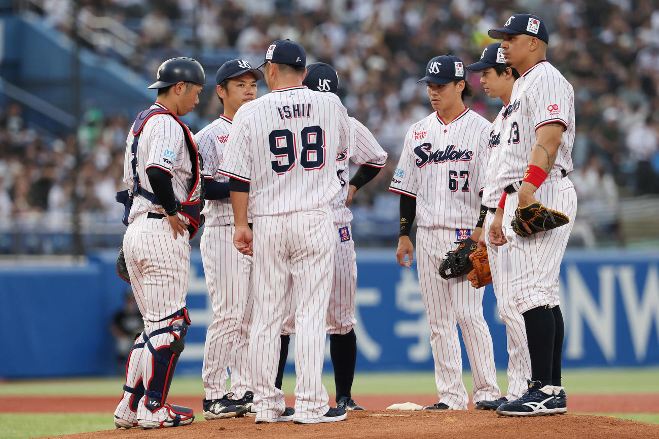 ヤクルト対オリックス　1回表、ヤクルト先発の小川（左から2人目）のもとに集まる選手たち（撮影・宮地輝）