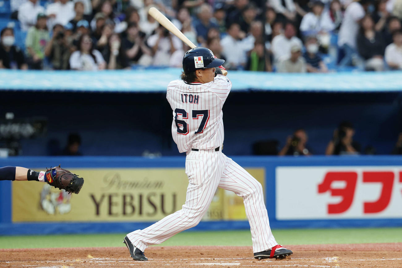 ヤクルト対オリックス　2回裏ヤクルト1死満塁、左2点適時二塁打を放つ伊藤（撮影・宮地輝）