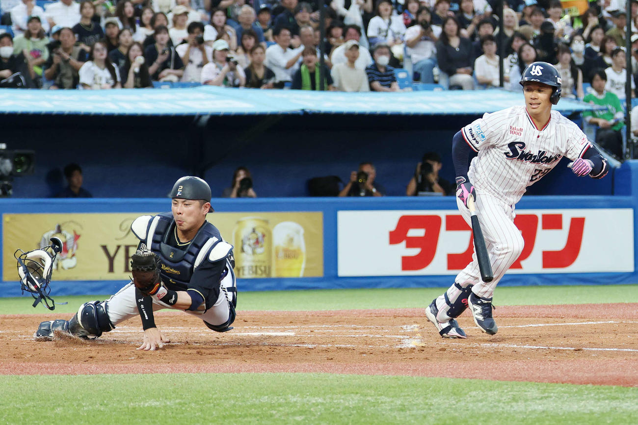 ヤクルト対オリックス　2回裏ヤクルト1死満塁、小川のスクイズを捕球する若月（撮影・宮地輝）