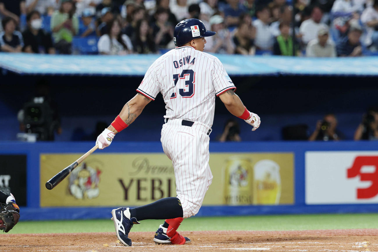 ヤクルト対オリックス　3回裏ヤクルト2死一、二塁、左前適時打を放つオスナ（撮影・宮地輝）