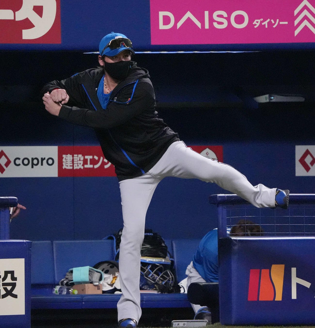 中日対日本ハム　9回表日本ハム1死二塁、代打を告げる新庄監督（撮影・森本幸一）