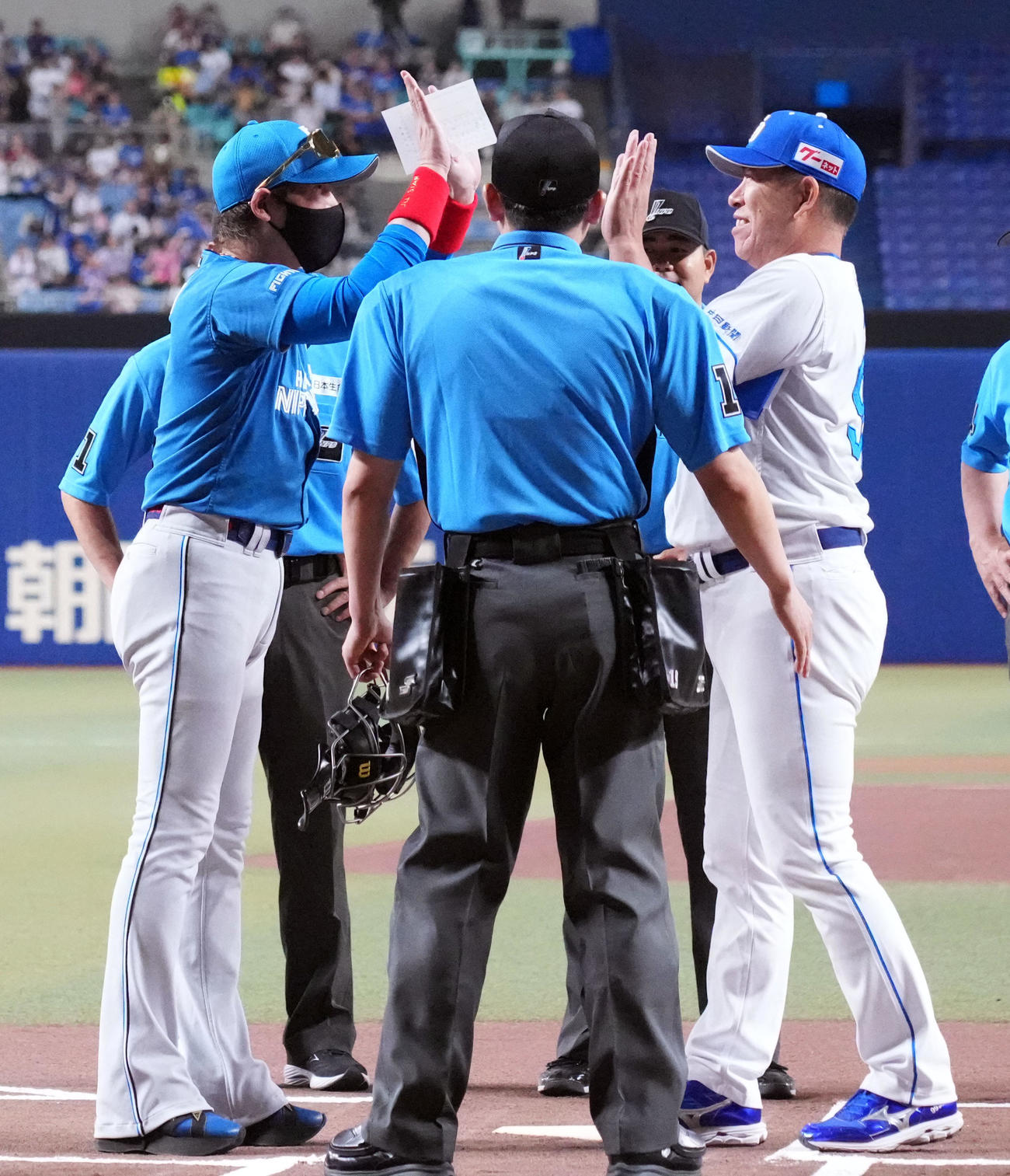 中日対日本ハム　試合前、井上監督（右）とメンバー表を交換する新庄監督（撮影・森本幸一）