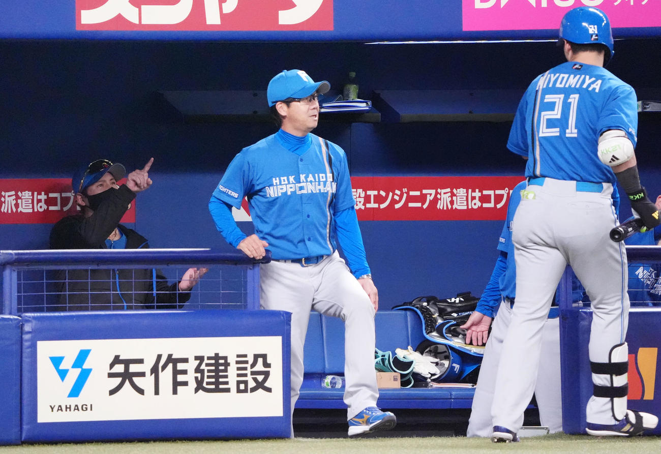 中日対日本ハム　6回表日本ハム無死三塁、新庄監督（左）は右犠飛を放った清宮を迎える（撮影・森本幸一）