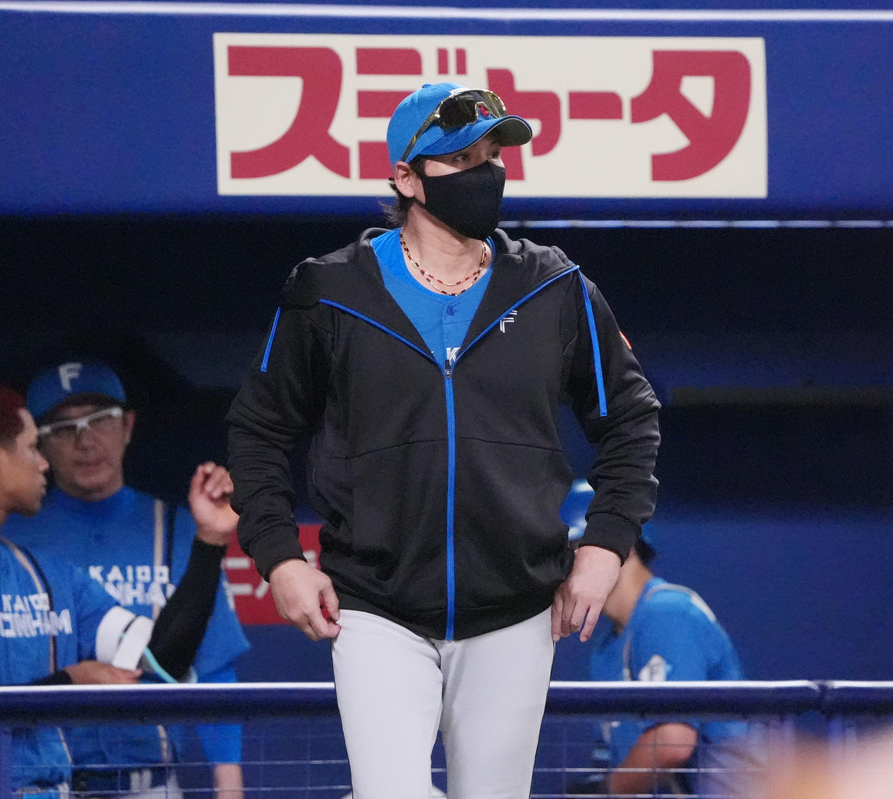 中日対日本ハム　6回表終了、選手交代を告げる新庄監督（撮影・森本幸一）