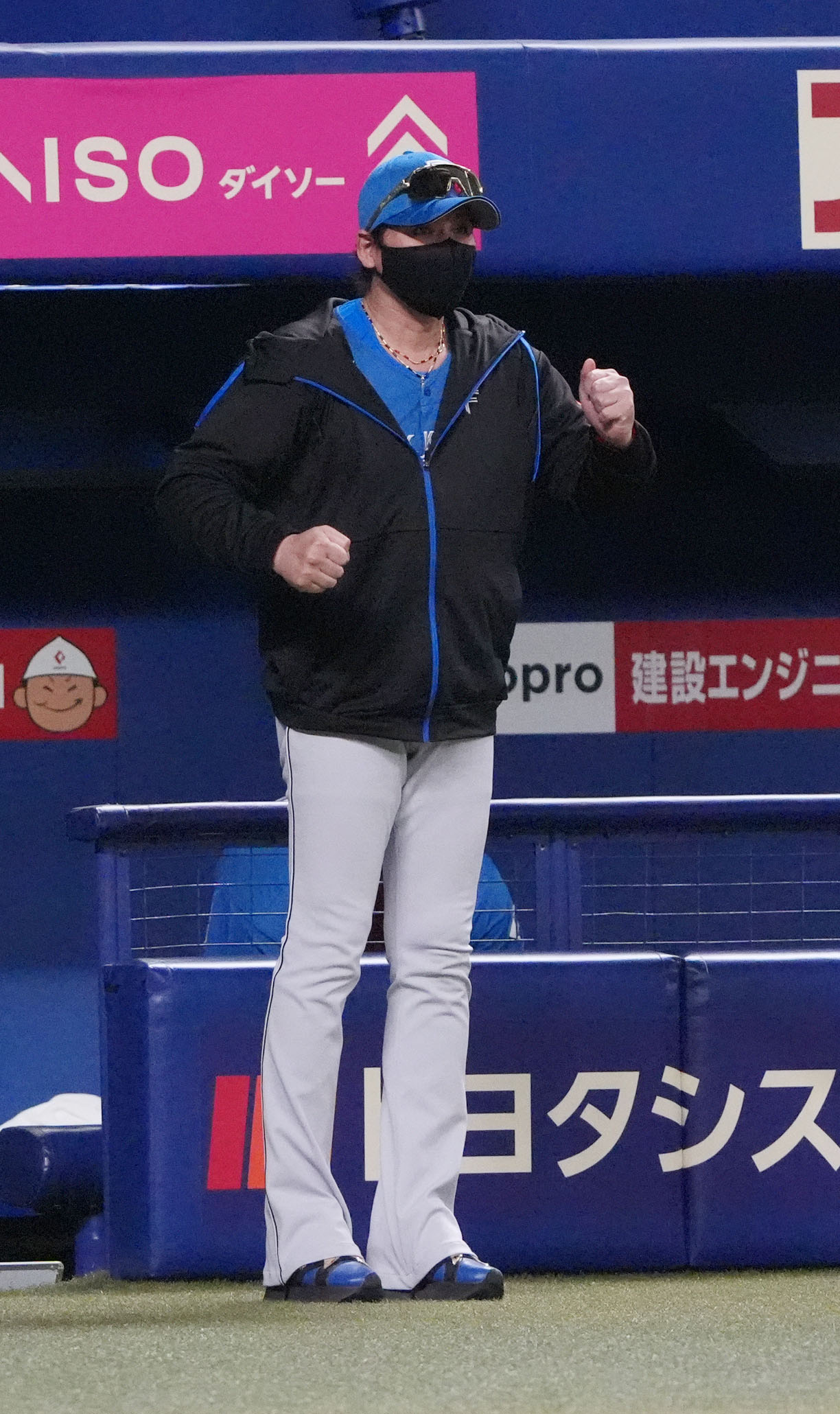 中日対日本ハム　9回表日本ハム無死一塁、代走を告げる新庄監督（撮影・森本幸一）