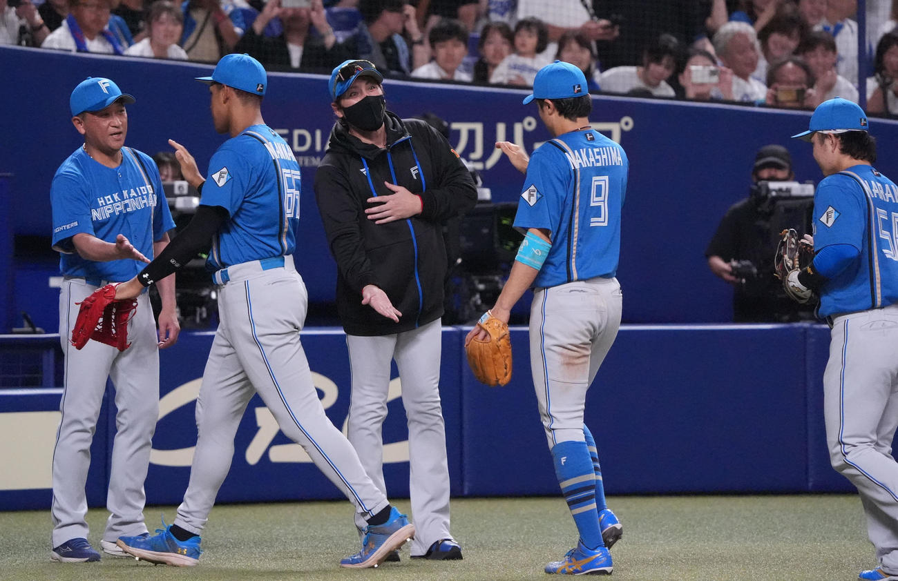 中日対日本ハム　試合終了、中日に勝利し新庄監督（中央）はナインを迎える（撮影・森本幸一）