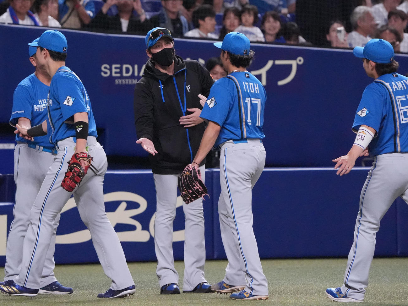 中日対日本ハム　試合終了、中日に勝利し新庄監督（中央）は伊藤らナインを迎える（撮影・森本幸一）
