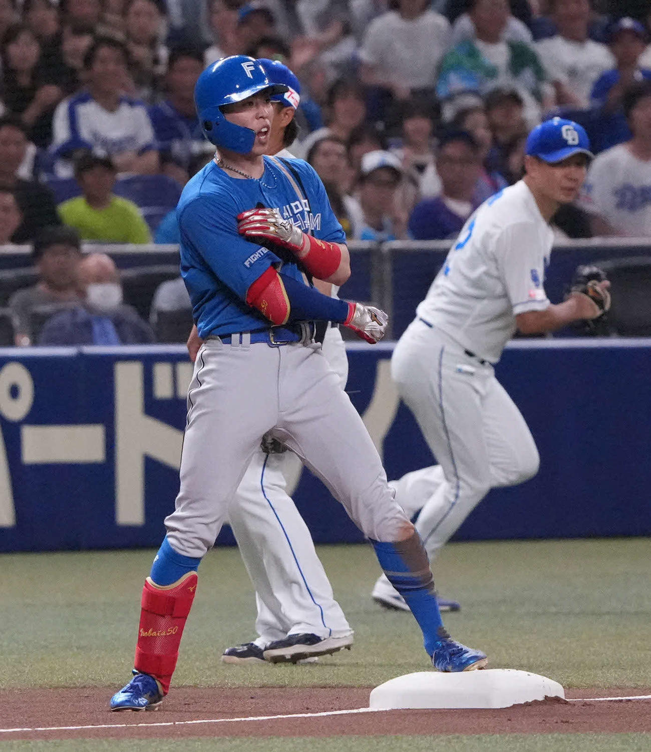 中日対日本ハム　6回表日本ハム無死、五十幡（手前）は右三塁打を放ち塁上でガッツポーズをする（撮影・森本幸一）