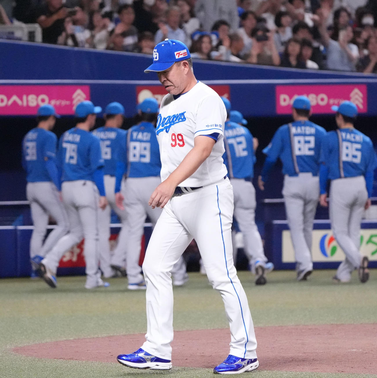 中日対日本ハム　試合終了、あいさつを終え引きあげる井上監督（撮影・森本幸一）