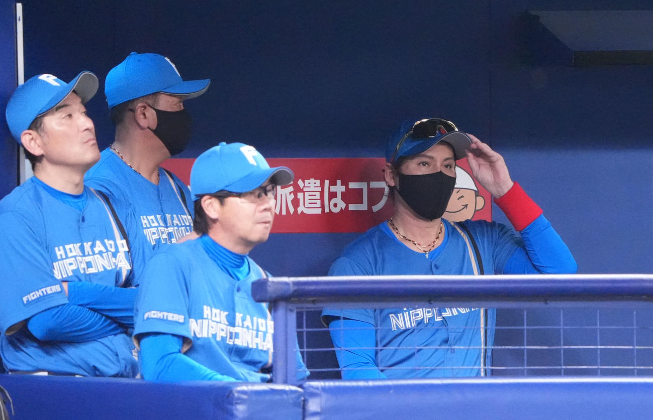中日対日本ハム　5回表日本ハム2死、新庄監督（右）はベンチから試合を見つめる（撮影・森本幸一）