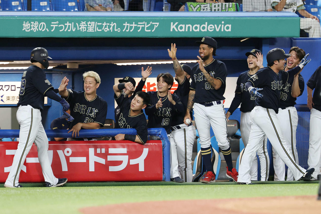 ヤクルト対オリックス　10回表オリックス1死二、三塁、代打中川の右2点適時二塁打で生還しチームメートとタッチを交わす来田（手前左）と大城（同右）（撮影・宮地輝）