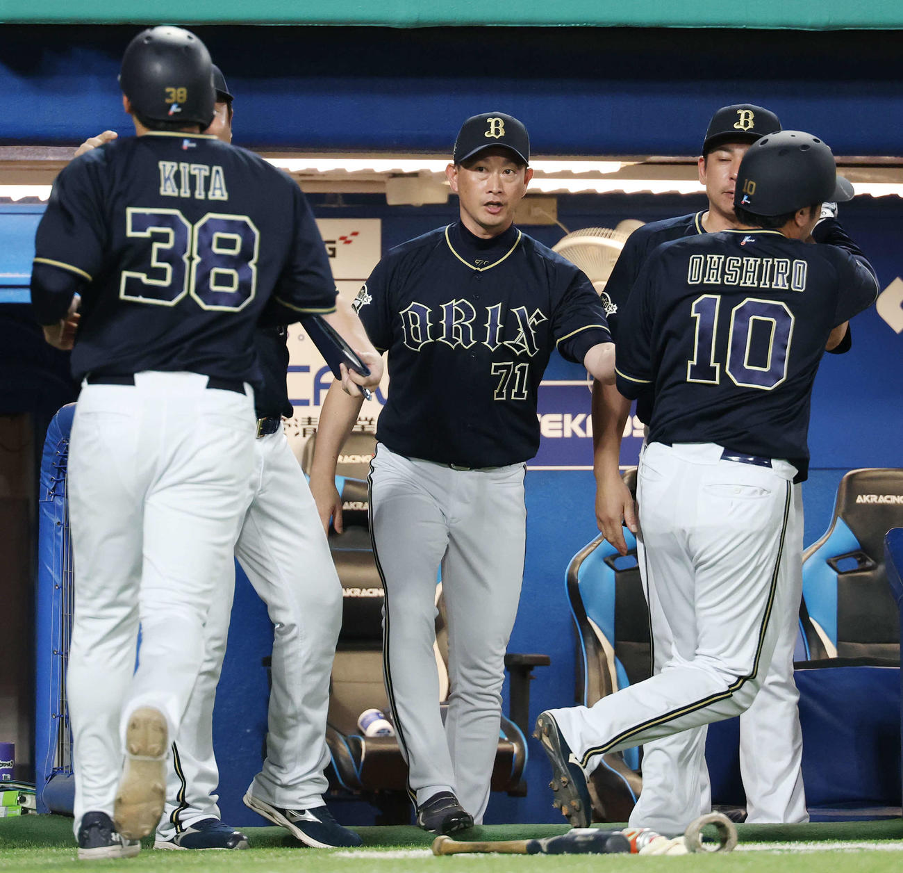 ヤクルト対オリックス　10回表オリックス1死二、三塁、代打中川の右2点適時二塁打で生還した来田（左）と大城（右）を迎える岸田監督（撮影・宮地輝）