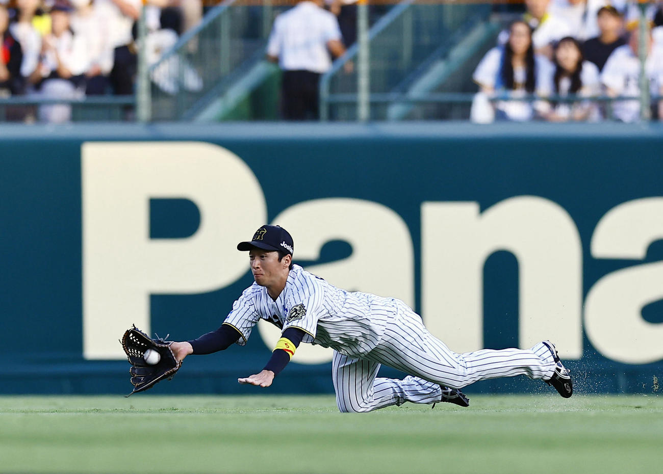阪神対ソフトバンク　2回表ソフトバンク無死二塁、海野の中直を好捕する近本（撮影・藤尾明華）