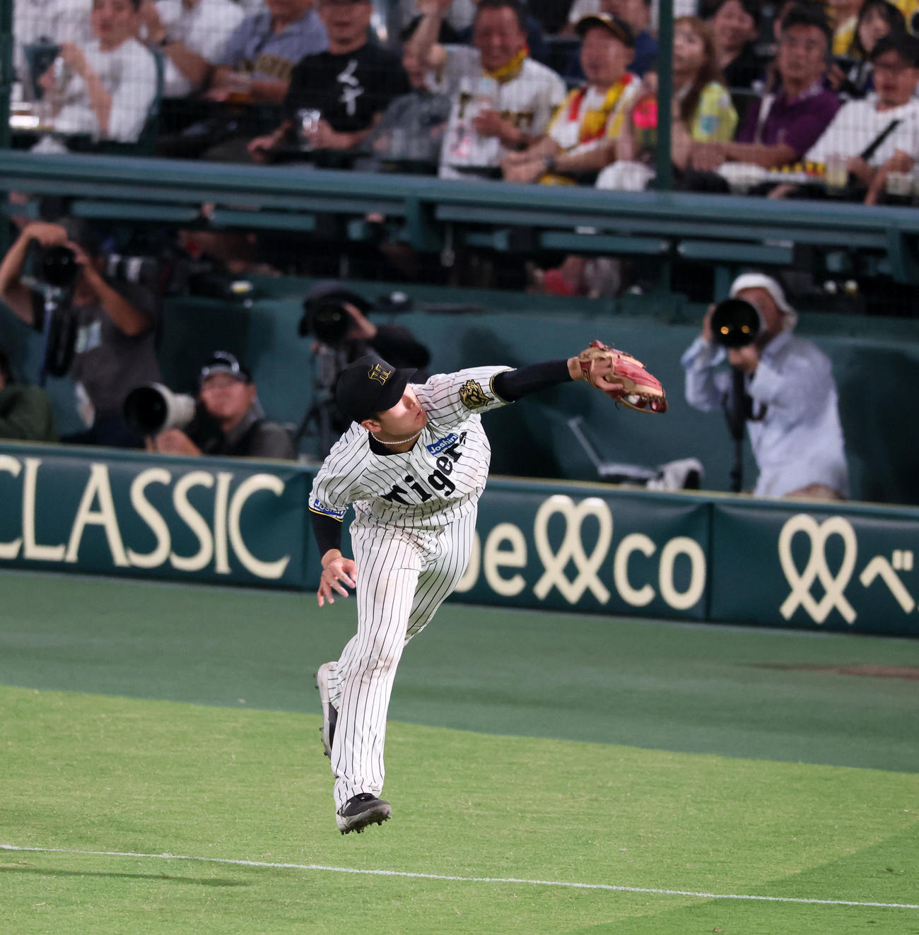 阪神対ソフトバンク　7回表ソフトバンク1死二塁、小幡は牧原の飛球を好捕する（撮影・加藤哉）