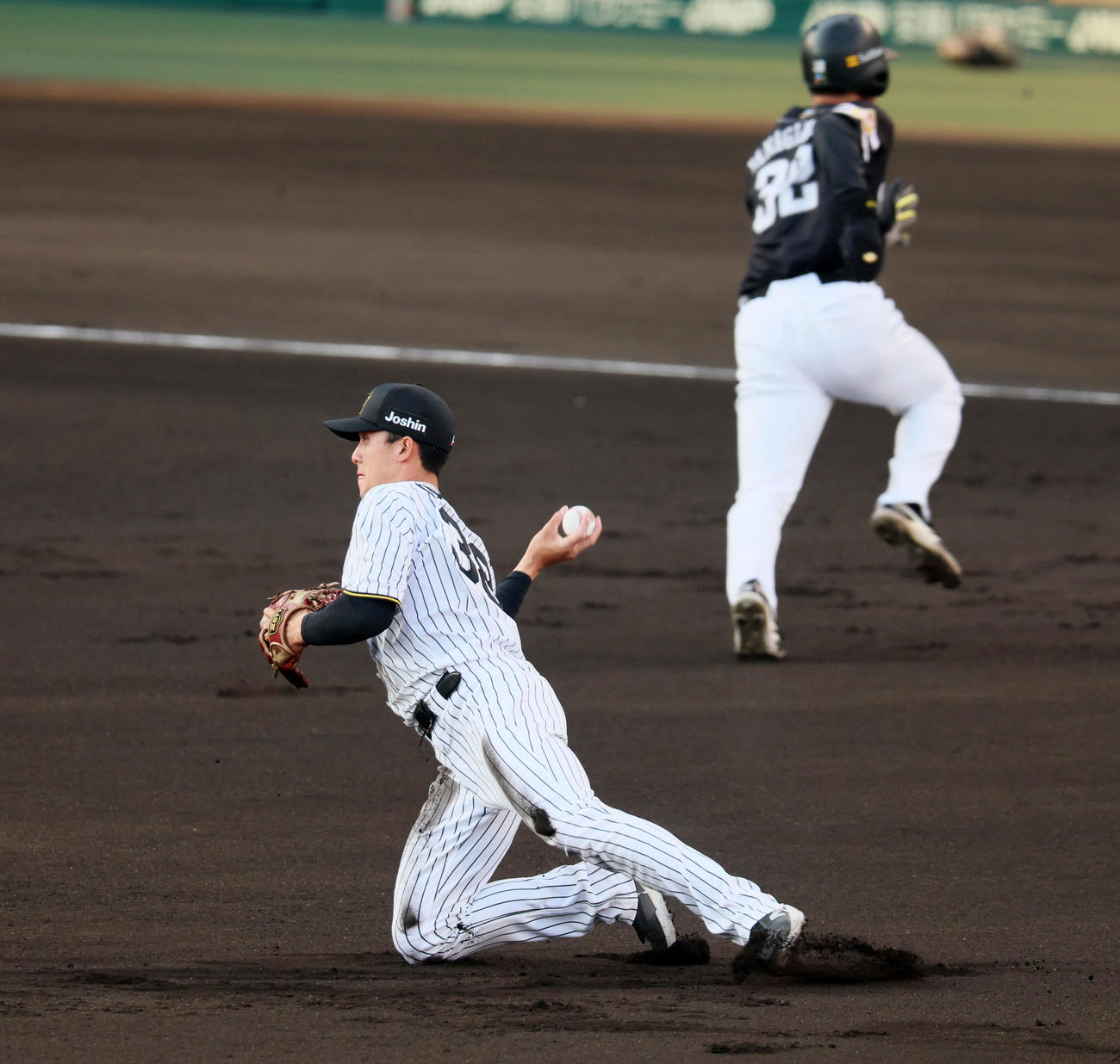 阪神対ソフトバンク　1回表ソフトバンク1死満塁、小幡は栗原の打球を好捕（撮影・加藤哉）