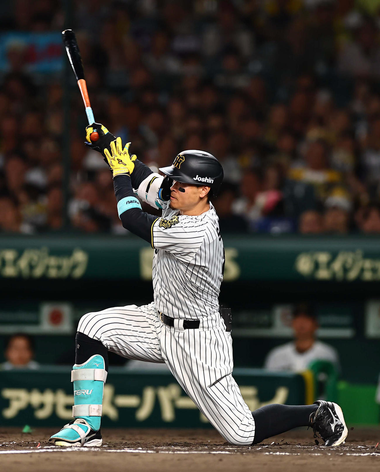 阪神対ソフトバンク　7回裏阪神2死一塁、佐藤輝は右前打を放つ（撮影・上田博志）