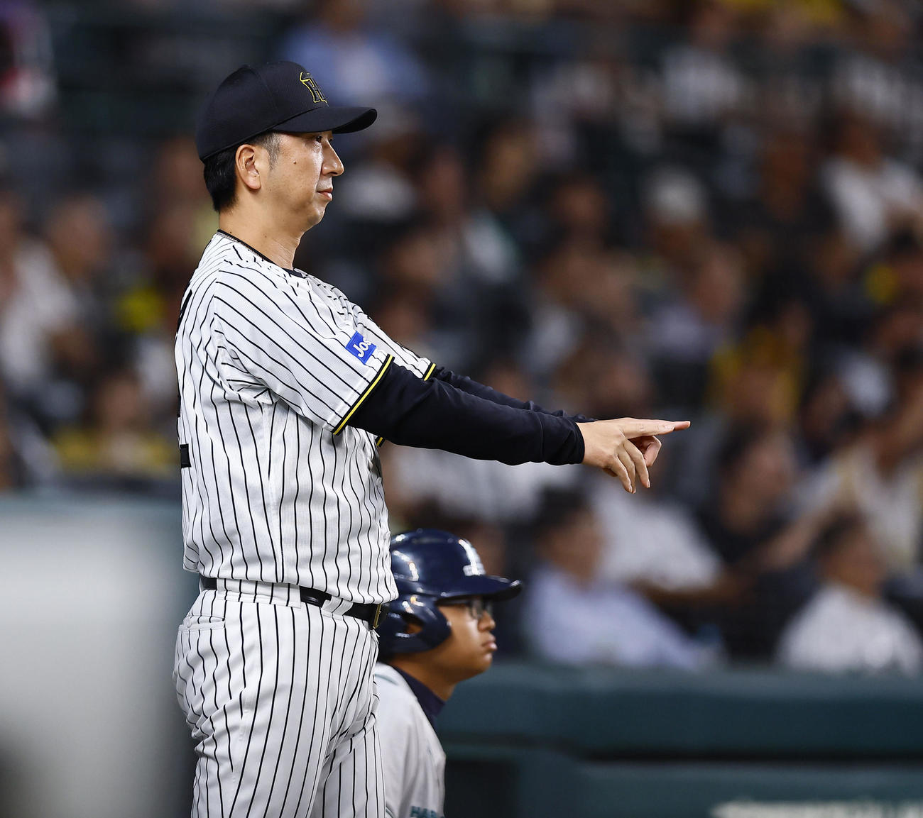 阪神対ソフトバンク　10回表ソフトバンク2死三塁、石塚にの適時二塁打で、判定にリクエストする藤川監督（撮影・藤尾明華）
