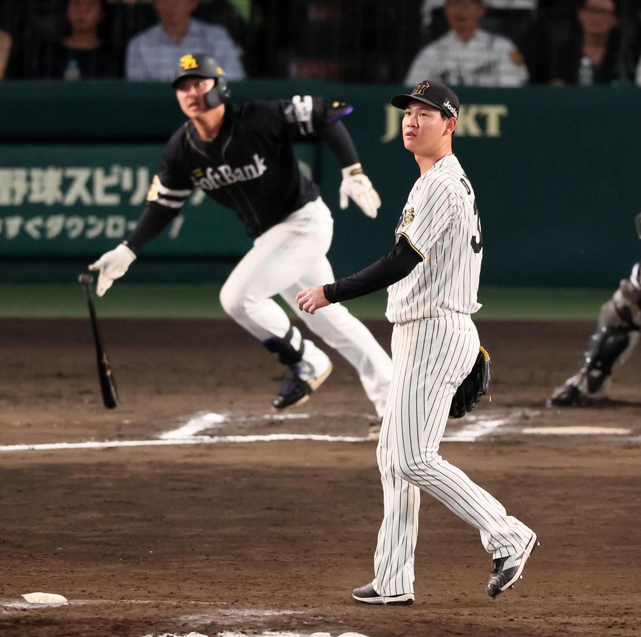 阪神対ソフトバンク　10回表ソフトバンク2死三塁、及川は代打石塚に右越え適時二塁打を打たれ勝ち越しを許す（撮影・加藤哉）