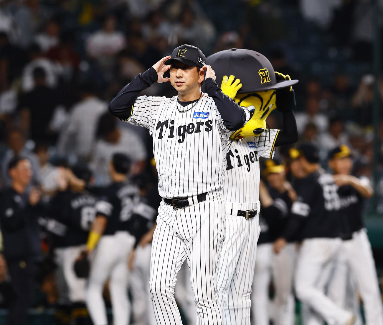 阪神対ソフトバンク　ソフトバンクに敗れ、引き揚げる阪神藤川監督（撮影・藤尾明華）