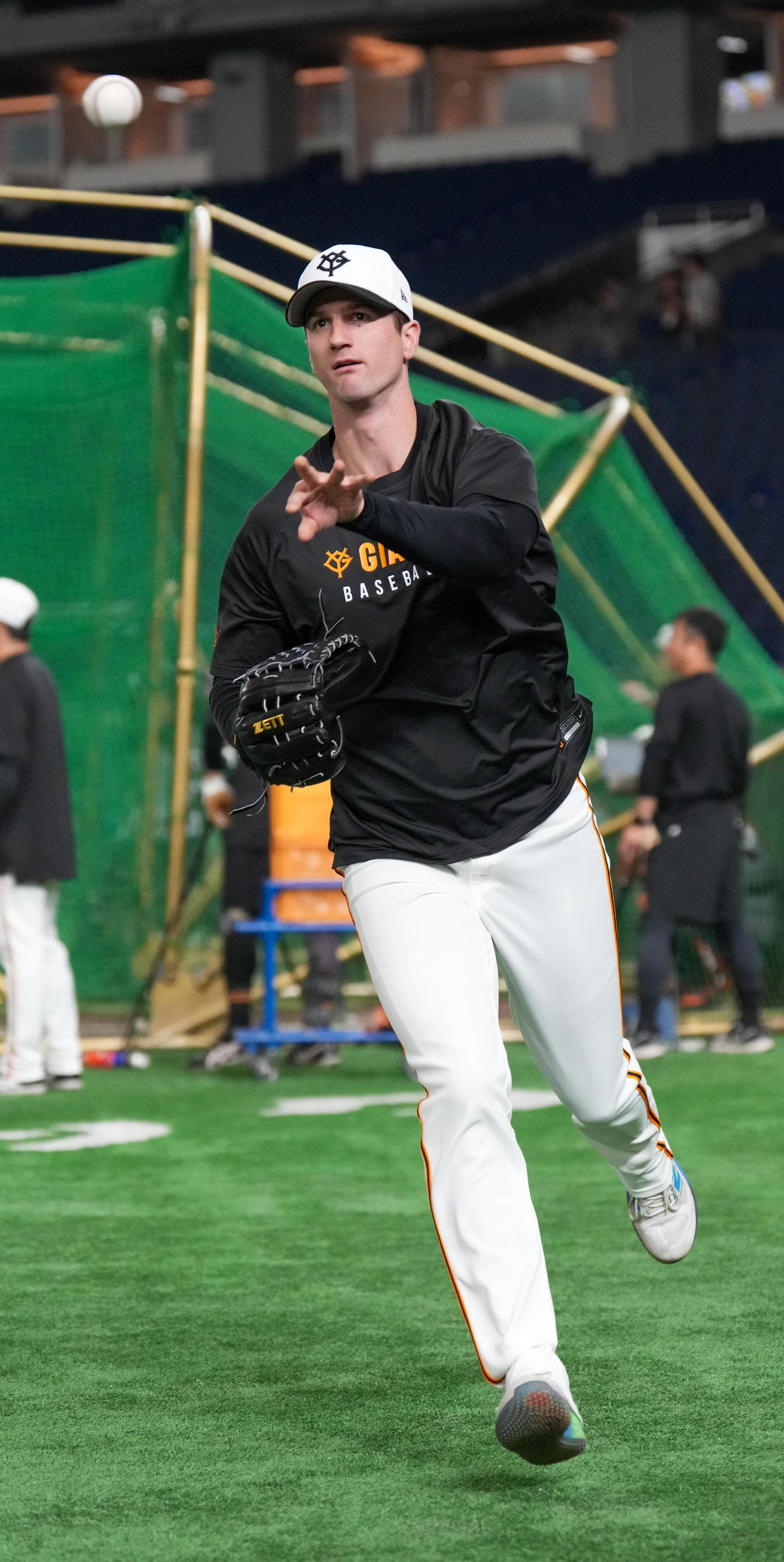20日、試合前の練習に臨む巨人グリフィン