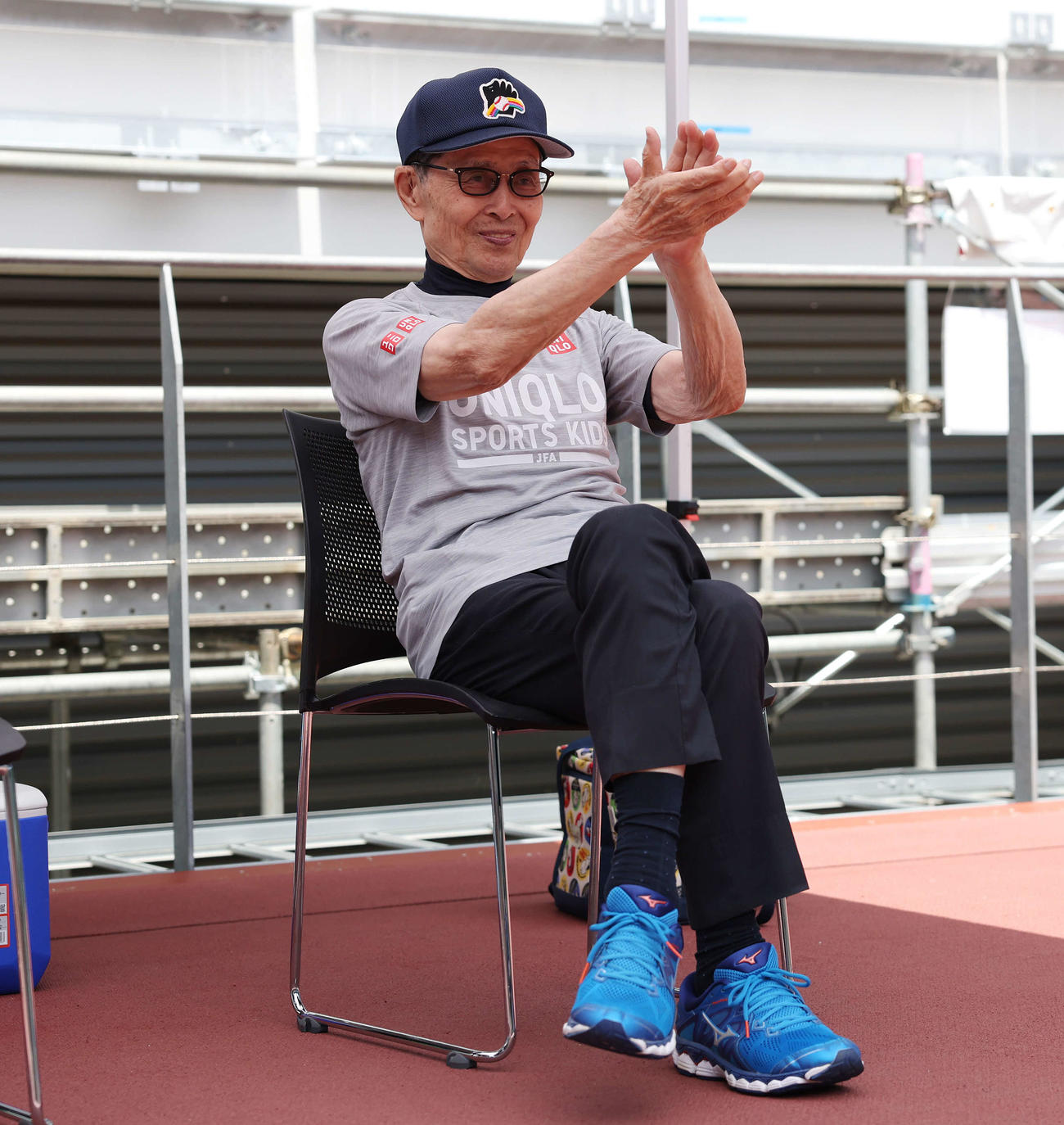 「JFAユニクロマルチスポーツキッズ」で野球体験する子どもたちに拍手する王氏（撮影・宮地輝）